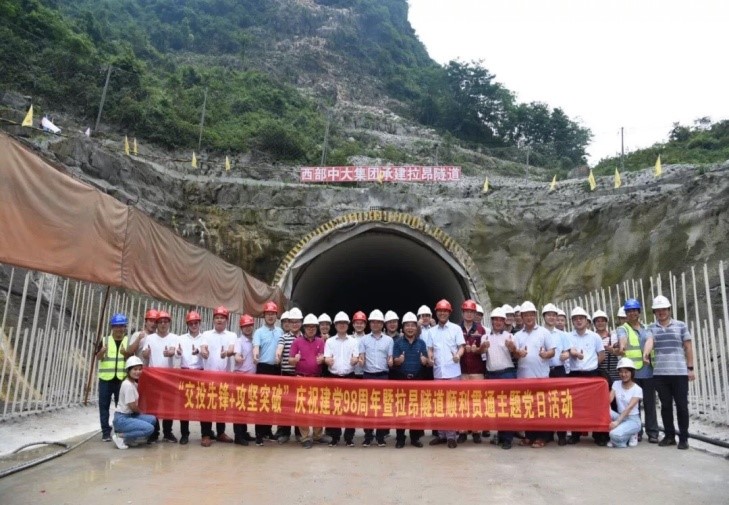 广西柳林至柳城高速公路首座隧道顺利贯通 广西柳林至柳城高速公路首座隧道顺利贯通